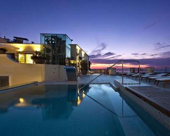 هوتل فيلا كارولينا - فوريو - حوض السباحة