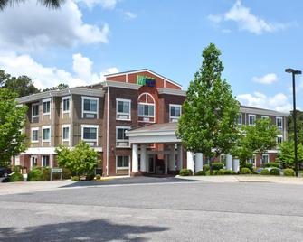 Holiday Inn Express Hotel & Suites Southern Pines - Southern Pines - Building