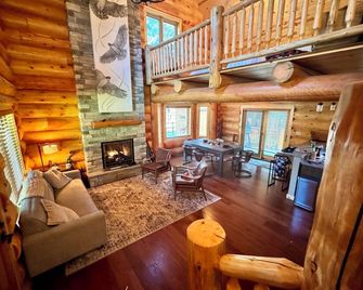 Cozy Seeley Lake Cabin, Sleeps 9, Huge Hot Tub - Seeley Lake - Living room
