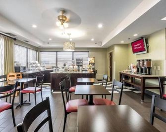 سونيستا إسينشيال أميس - أميس - مطعم