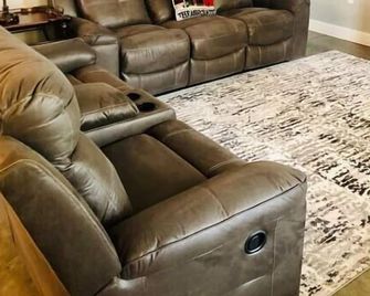 Pioneer Village-Goldenrod Cabin - Pawhuska - Living room