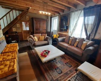 Maison Jeanne (proche Bécherel pour 14 personnes) - Saint-Maden - Sala de estar