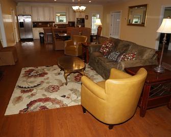 Shenandoah River-hiking, fishing, wineries, breweries & more - Strasburg - Living room