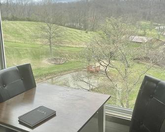 The 'Hang-over' Winery Treehouse - Weston - Balcony