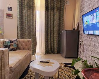Lux Suites La Vida Studio Apartment - Mombasa - Living room