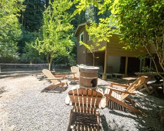 Winter Promo: Stylish Cabin Near Dtown Santa Long Stay Open. Pet-friendly! - Forestville - Patio