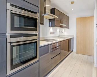 Luxury 2 Bed 2 Bath Penthouse Apartment - Wokingham - Kitchen