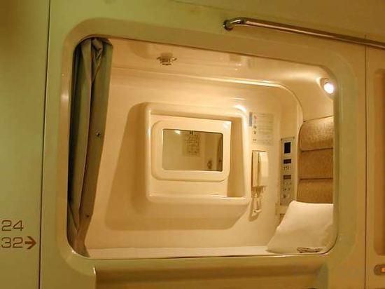 Capsule Hotel Leaves