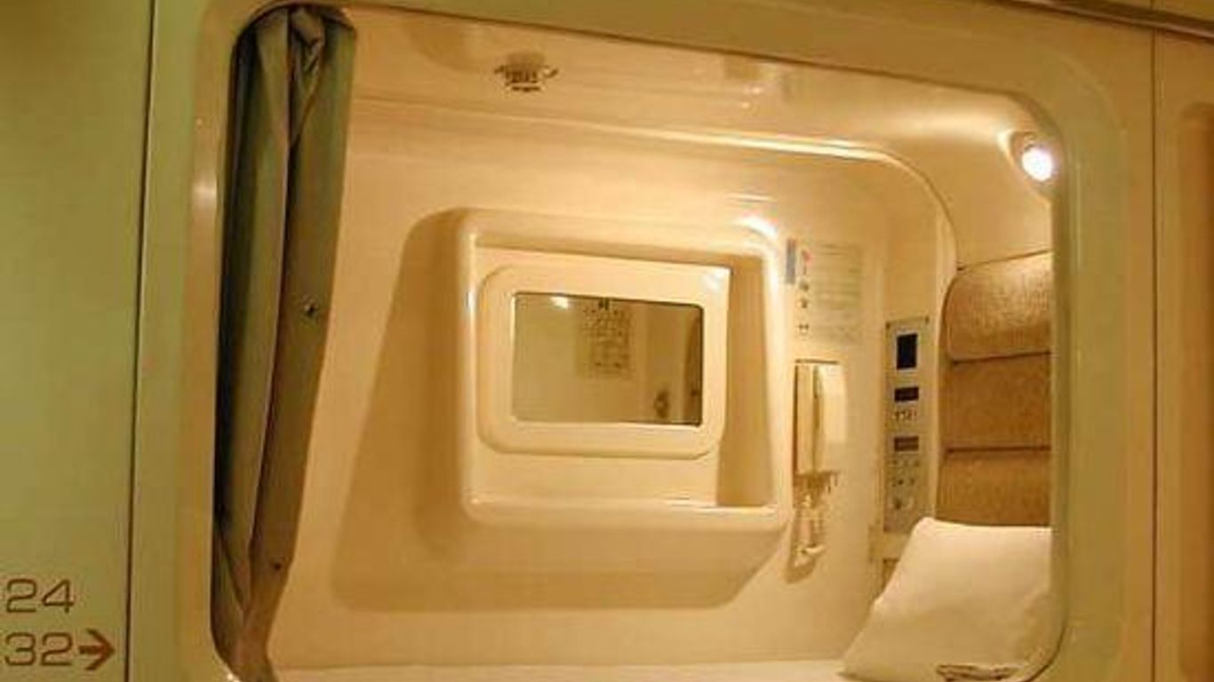 Capsule Hotel Leaves