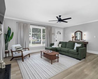 Family House! Modern Cottage - Rocky Mount - Living room