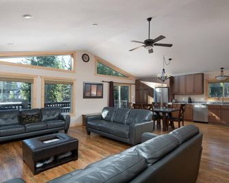 Mama Bear - Valemount - Obývací pokoj