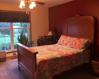 1st floor guest room with private full bath - Milford - Habitación