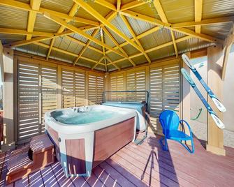 Mountain-view casita with hot tub, pickeball court, walking labyrinth & orchard - Taos