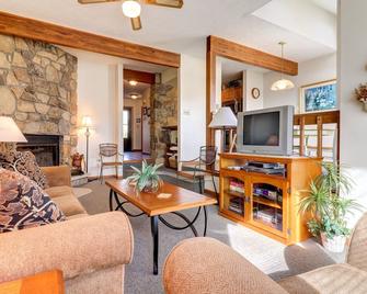 Lakefront Townhouse with Lake & Ski Access - McHenry - Living room