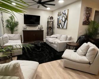 New Home! Near Tanger Outlet, Dwtn Sav, New Enmarket Arena, & Tybee Beach - Garden City - Living room