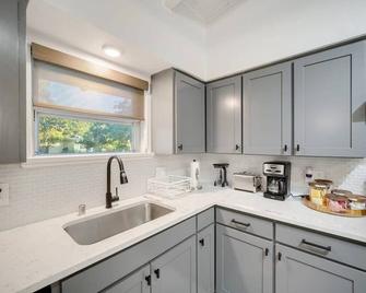 Vibrant House w Great Backyard, Pool and Jacuzzi - Irving - Kitchen