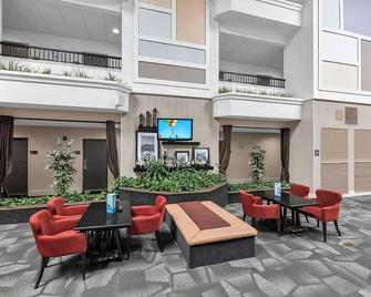 Value Stay! Short Drive to Browns Valley Park! With outdoor pool and terrace - Vacaville