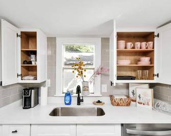 Golden Luxe Getaway ~ Eado Htx - هيوستن - مطبخ