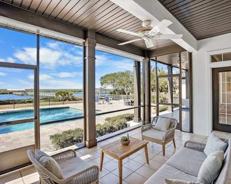 Waterfront Vacation Home with Heated Pool Dock and Beach Nearby - St. Augustine - Sala de estar