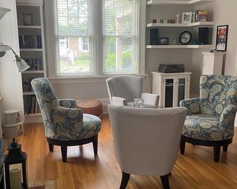 Cottage on Caledonia Bed & Breakfast - Stratford - Living room