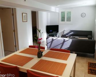 3-Br 2-Bath Apt & Sauna in Woods with Self check-in. - Armonk - Dining room