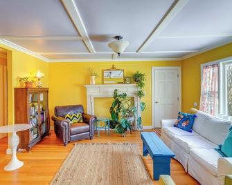 1 Mi to Dtwn Beautiful Home in Williamstown! - Williamstown - Living room