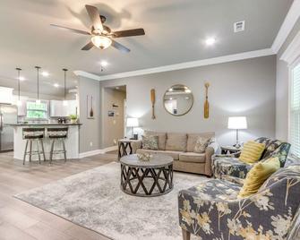 Eureka Springs Family Home - half Mi to Marina! - Eureka Springs - Living room