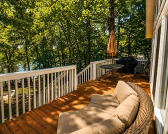 Lake-Front - Hot Tub, Large Dock, Fire Pit, Deck - Roxboro - Balkon