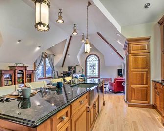 Historic Guest House on Castle Kimble Estate! - Manhattan