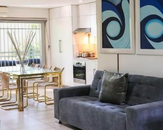 Vaal River Garden Cottage - Vanderbijlpark - Living room