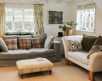 Wolvesacre Mill Cottage, Pet Friendly, With Open Fire In Whitchurch - Whitchurch - Living room