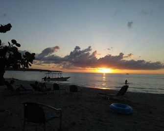 Whistling Bird Resort - Negril - Beach