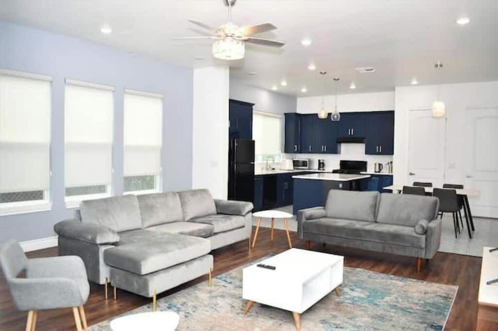 3 Bedroom Home Near Pearl Brewery/River Walk - San Antonio - Living room
