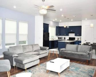 3 Bedroom Home Near Pearl Brewery/River Walk - 샌안토니오 - 거실