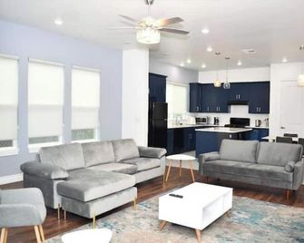 3 Bedroom Home Near Pearl Brewery/River Walk - San Antonio - Living room