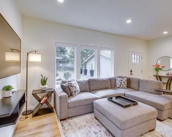 Modern Kirkland Home with Private Yard and Fire Pit! - Kirkland - Living room