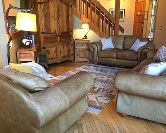 Riverfront Chalet with Spectacular View in Cascade Mountains of Stevens Pass - Gold Bar - Living room