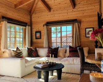 Cozy Cottage nesteled on Horse Ranch 15 min from beach. - Rancho Sante Fe - Living room