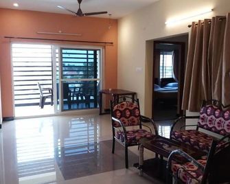 A1 Spice Homestay Apartment - Coimbatore - Living room