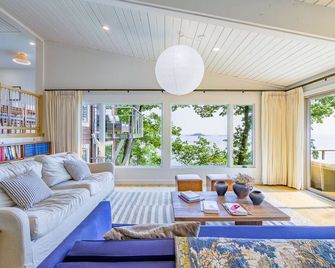 Ocean Side Deck House - Rockport - Living room