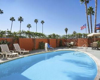 Howard Johnson by Wyndham San Diego Sea World - San Diego - Piscina
