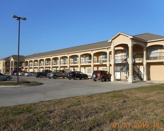 Crossroads Inn & Suites - Victoria - Building