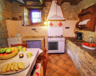 Alluring Farmhouse in Ortignano With Swimming Pool - Ortignano - Cucina