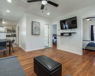 Entire House, 30+ day Rental for Nurses / Military - San Antonio