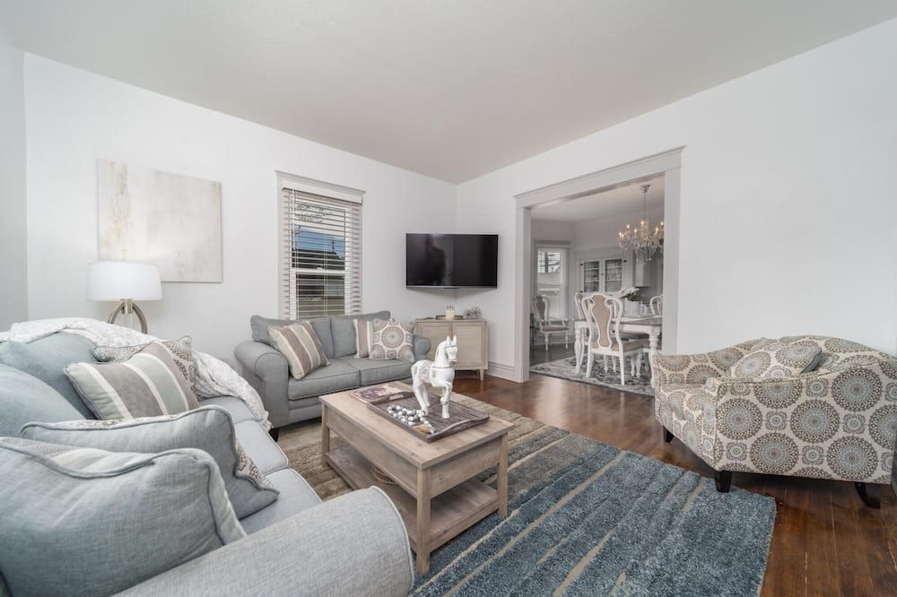 Relax at this charming, cozy DT hideaway - Pet friendly - Grand Junction - Living room