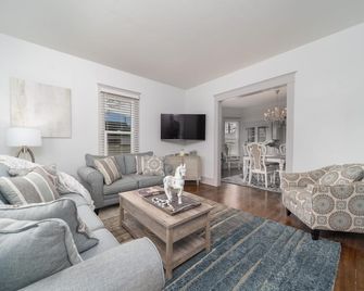 Relax At This Charming And Cozy Downtown - Grand Junction - Living room