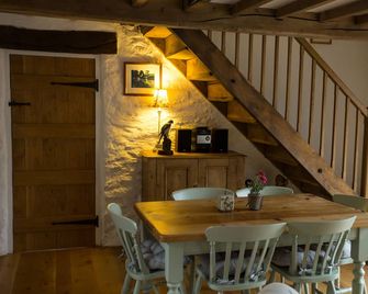 Traditional Style Cottage With Stunning Views - Denbigh - Eetruimte