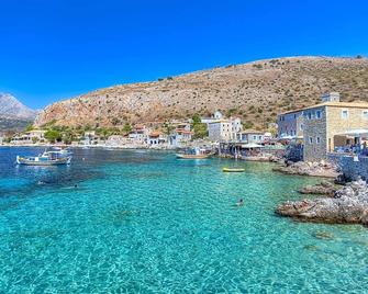 Selinitsa Stone Studio - Mani Seaview Retreat - Agios Nikolaos - Pool