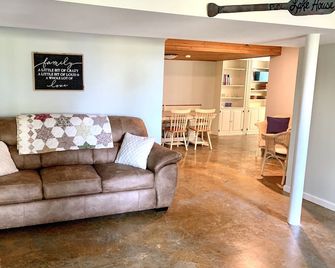Perfect romantic getaway for the Holidays! - Gilbertsville - Living room