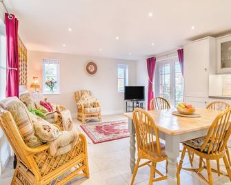 2 bedroom accommodation in Lower Wick, Dursley - Dursley - Dining room